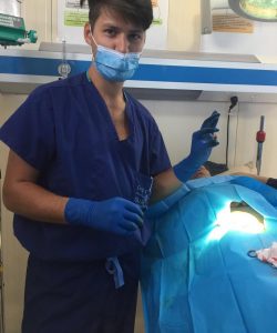 Medicul Andrei Alin Abrudan voluntar în Irak în sala de operații