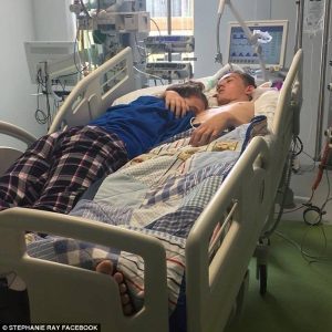 Momentul sfâșietor în care o adolescentă își îmbrățișează iubitul înecat înainte de a fi decuplat de la aparate