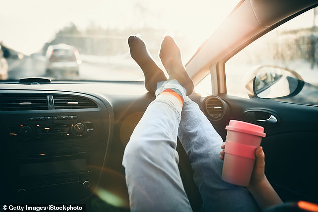 Tânără cu picioarele pe bord