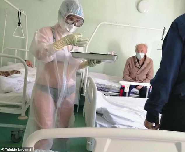 Asistenta din Rusia a cărei poză a devenit virală într-un salon cu bolnavi Covid-19
