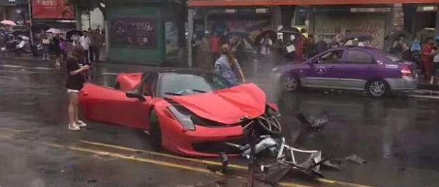 O femeie distruge un Ferrari