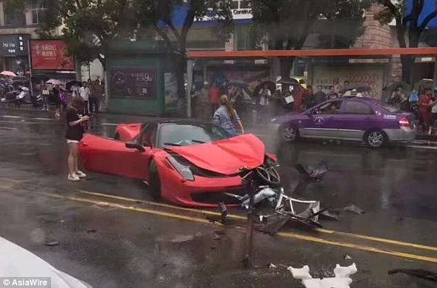 O femeie distruge un Ferrari