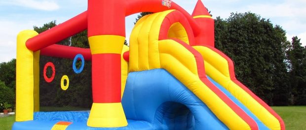 Un castel gonflabil a explodat provocând moartea unei fetite