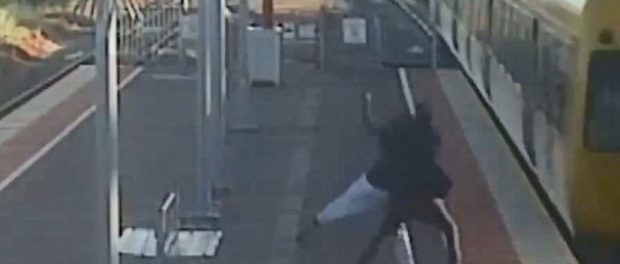 Adolescent acuzat ca a incercat sa-si arunce prietena sub rotile unui tren