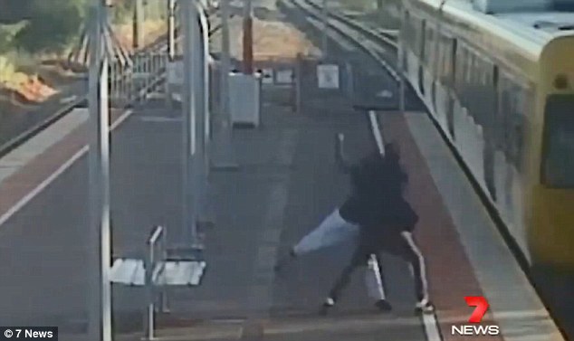 Adolescent acuzat ca a incercat sa-si arunce prietena sub rotile unui tren