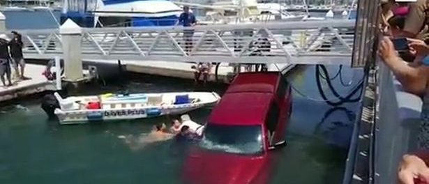 Au salvat o familie care cazuse cu masina in apa