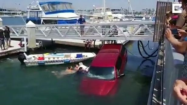 Au salvat o familie care cazuse cu masina in apa