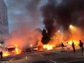 Zeci de autovehicule au fost incendiate in Suedia intre-un atac fara precedent