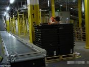 Lucrator de la Amazon doarme in picioare in timpul livrărilor de sarbatori