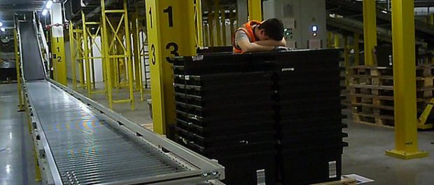 Lucrator de la Amazon doarme in picioare in timpul livrărilor de sarbatori