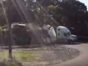 Un idiot - Autocamion taiat în doua de un tren
