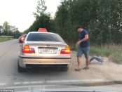 Sofer de taxi il lasa in mijlocul drumului pe un client nesimtit