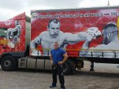 Cel mai puternic om din lume Mariusz Pudzianowski si unul dintre camioanele sale