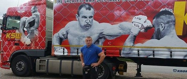 Cel mai puternic om din lume Mariusz Pudzianowski si unul dintre camioanele sale