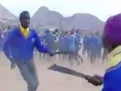 Elevi din Africa de Sud intr-o confruntare violenta cu macete
