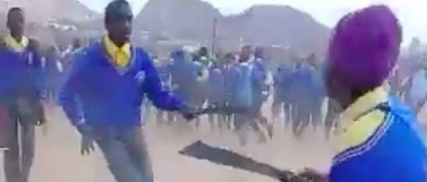Elevi din Africa de Sud intr-o confruntare violenta cu macete
