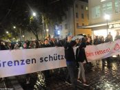 Protestatari AfD duc un banner pe care scrie ”Protejati granitele - salvati vieti”