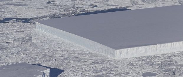 Un aisberg de forma perfect dreptunghiulara s-a desprins din platforma de gheata Larsen C