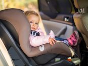Copil în scaun de mașină