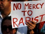 Fara mila pentru violatori scrie pe pancarta unui protestatar din India