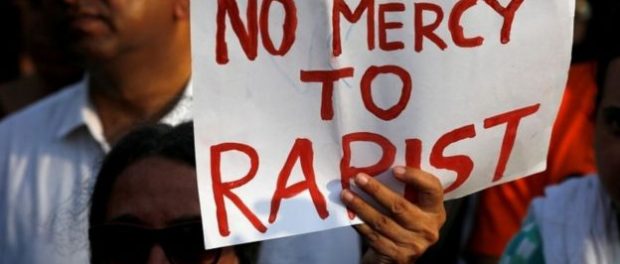 Fara mila pentru violatori scrie pe pancarta unui protestatar din India Fara mila pentru violatori scrie pe pancarta unui protestatar din India