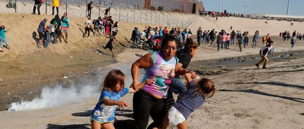 Grup de imigranți întâmpinați cu gaze lacrimogene și gloanțe de cauciuc la granița dintre SUA și Mexic