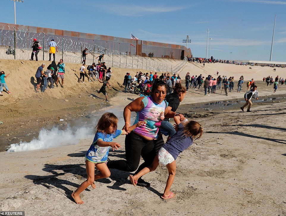 Grup de imigranți întâmpinați cu gaze lacrimogene și gloanțe de cauciuc la granița dintre SUA și Mexic