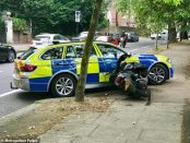 Moped doborât de poliția din Londra în timpul unui jaf