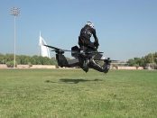 Polițist din Dubai învață tehnica de conducere a hoverbike-ului