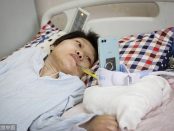 Tanara din China care conduce o afacere online desi este paralizata