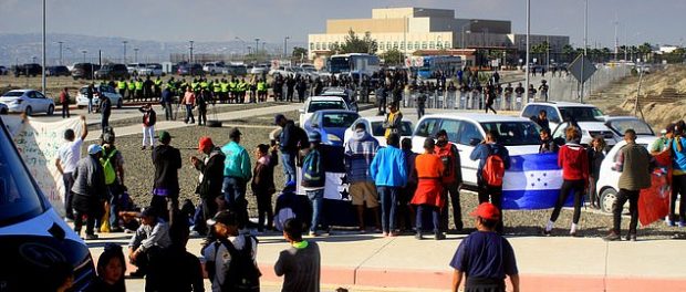 Imigranti din America Centrala protesteaza in fata consulatului SUA din Tijuan-Mexic Imigranți din America Centrala protestează în fața consulatului SUA din Tijuan-Mexic