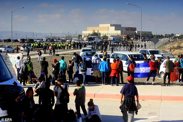 Imigranți din America Centrala protestează în fața consulatului SUA din Tijuan-Mexic