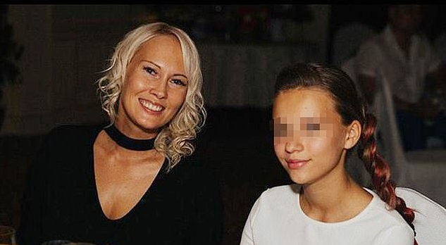 Irina Gladikikh și fiica ei de 13 ani căreia a vrut să-i vândă virginitatea cu 25000 $