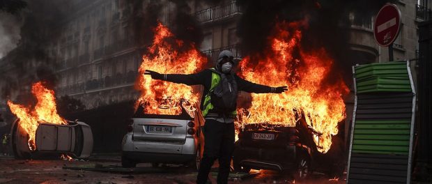 Mașini incendiate în timpul protestelor de la Paris