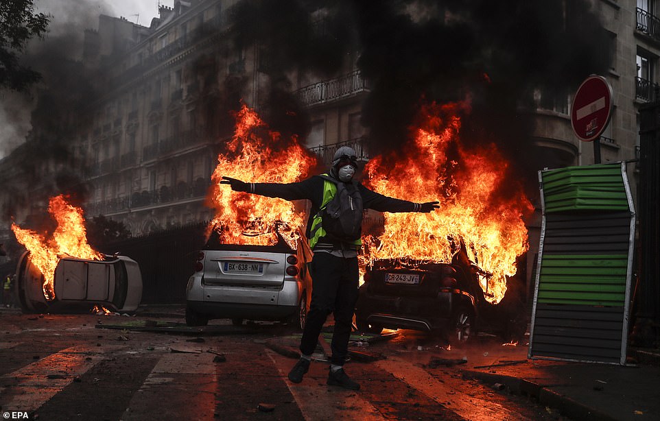 Mașini incendiate în timpul protestelor de la Paris