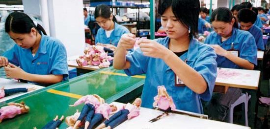 Muncitoarele din China lucrează pe salarii de mizerie pentru papusi Disney vândute în Occident Muncitoarele din China lucrează pe salarii de mizerie pentru păpuși Disney vândute în Occident