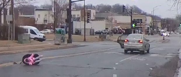 O fetiță a scăpat în mod miraculos după ce a căzut din mașina condusă de mama sa