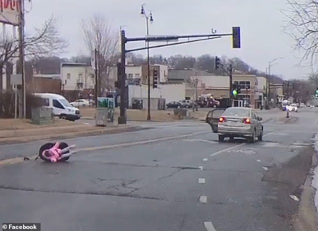 O fetiță a scăpat în mod miraculos după ce a căzut din mașina condusă de mama sa