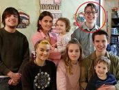 Ethan (în cercul roșu) împreună cu mama lui și cei șase frați mai mici nevaccinați
