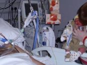 Fotografia în care bărbatul muribund și-a văzut fiul pentru prima și ultima dată