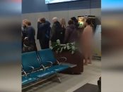 Bărbat gol pușcă așteptă să se îmbarce pe un aeroport din Moscova
