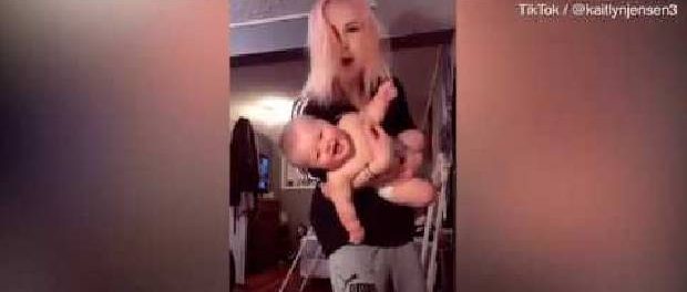 Tânăra care a fost acuzată că și-a abuzat bebelușul pe INTERNET