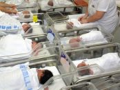 O asistentă medicală a schimbat 5.000 de copii