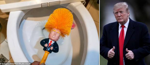 Chinezii își spală WC-ul cu o perie care îl reprezintă pe Donald Trump