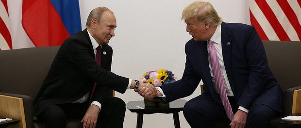 Vladimir Putin si Donald Trump în timpul întâlnirii G20 de la Osaka