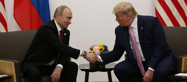 Vladimir Putin si Donald Trump în timpul întâlnirii G20 de la Osaka