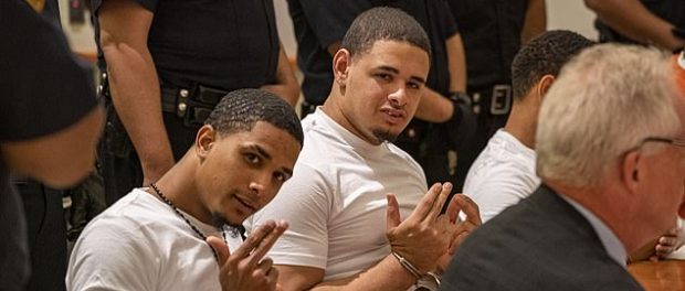 Doi dintre membri bandei au sfidat asistența în timpul procesului