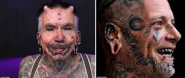 Bărbatul cu coane implantate vedetă la Convenția internațională de artă corporală