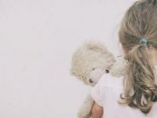 Un pedofil a violat fetița de opt ani a unui prieten de familie