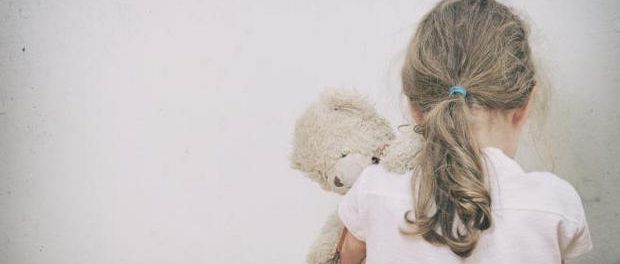 Un pedofil a violat fetița de opt ani a unui prieten de familie